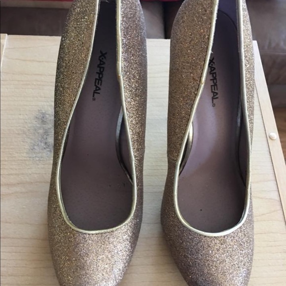 Size 7 Gold Sparkly Heels - Picture 3 of 4